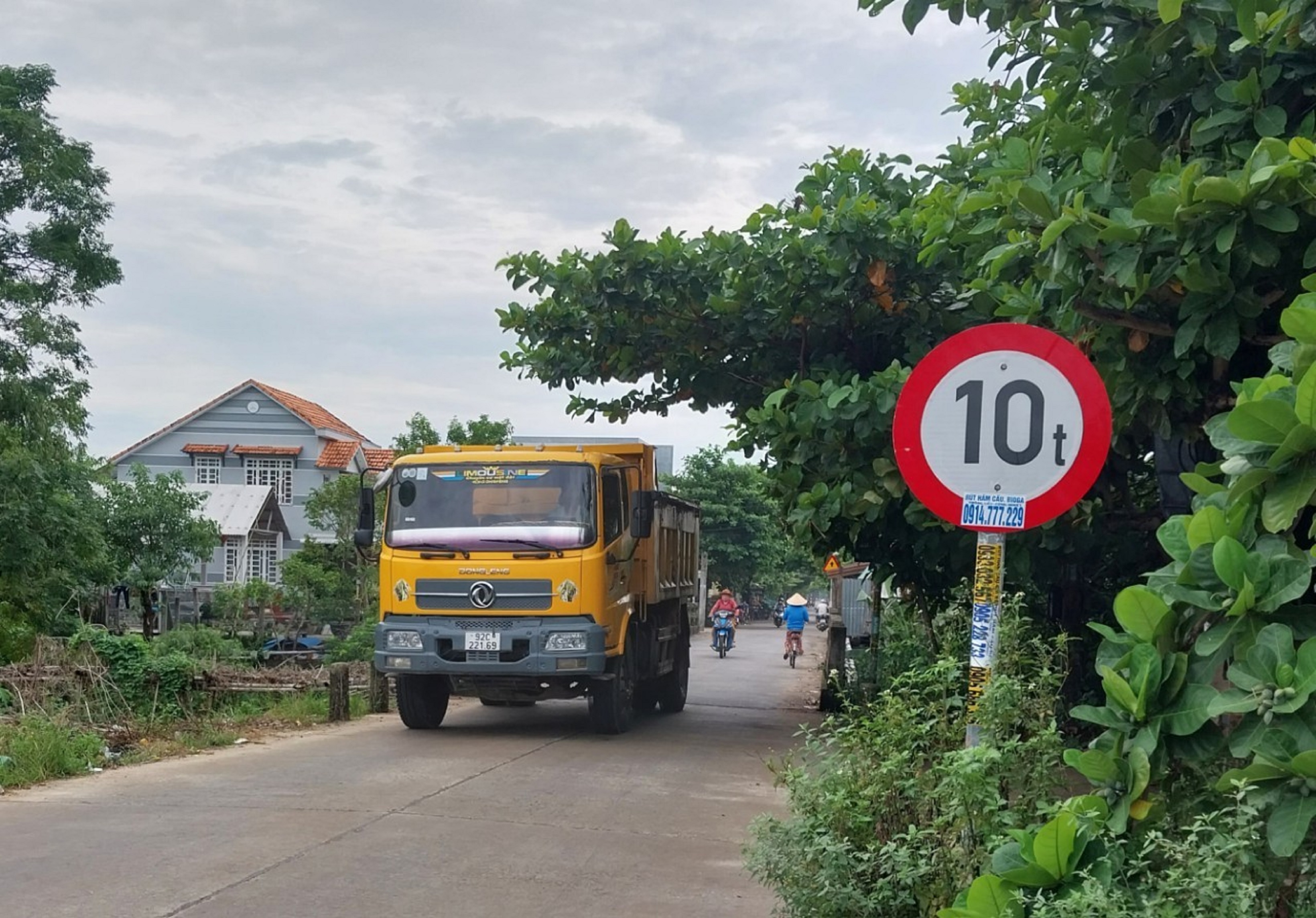 Quảng Nam: Xử phạt hàng loạt phương tiện chở khoáng sản đi vào đường dân sinh